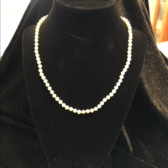 Pearl 17 in necklace w/ matching stud earrings
(EUC) - Picture 3 of 4